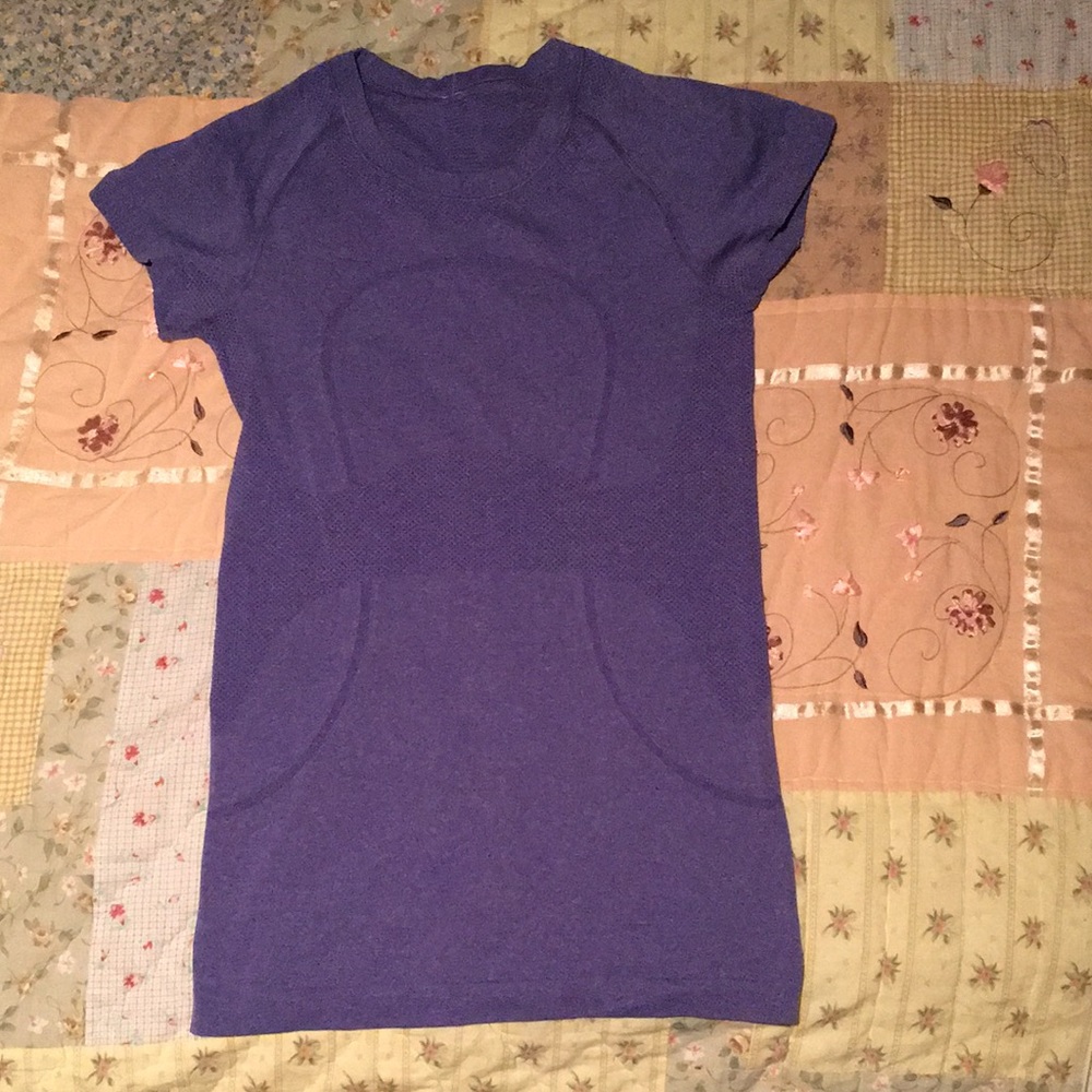 Lululemon size 4 short sleeve shirt